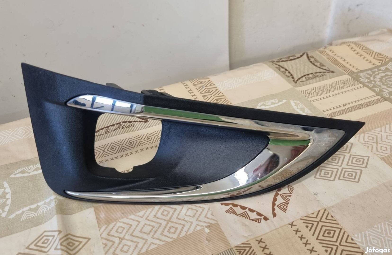 Peugeot 3008 II 16- Bal ködlámpa keret takaró betét 9810881377