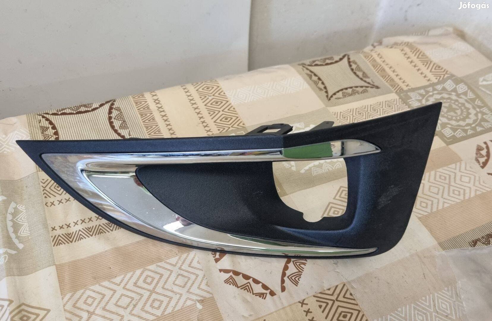 Peugeot 3008 II 16- Jobb ködlámpa keret takaró betét 9810881277