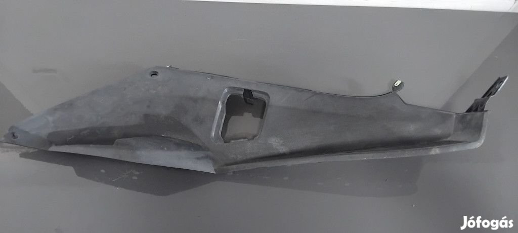 Peugeot Satelis 125 Jobb oldali lábtartó idom