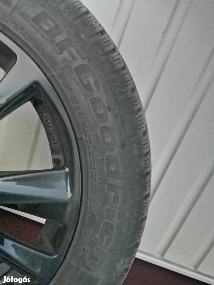 Peugeot alufelni gumival eladó.
