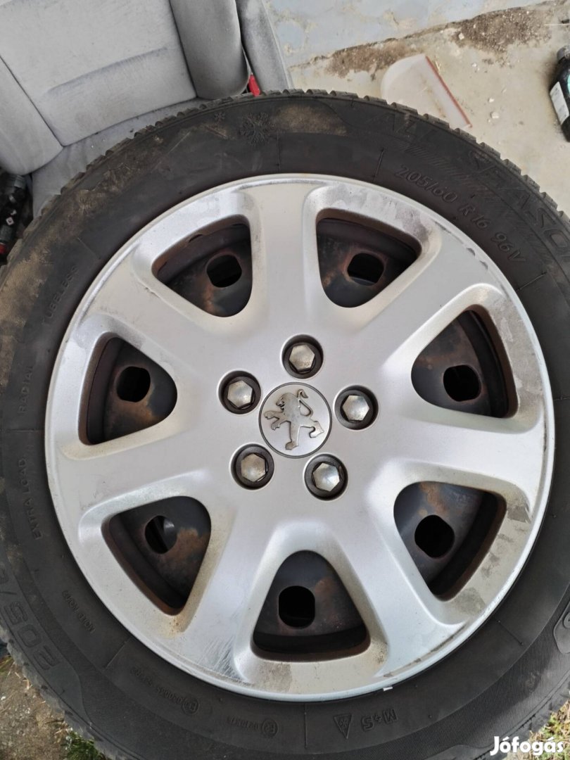 Peugeot felni gumival 