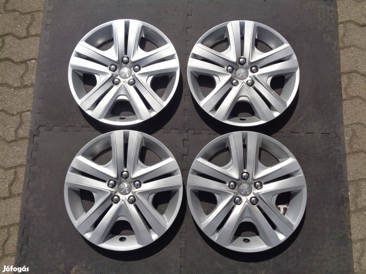 Peugeot gyári dísztárcsa 16-os szép állapotban eladó