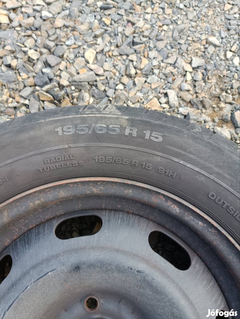 Peugeot lemez felni nyári gumival.