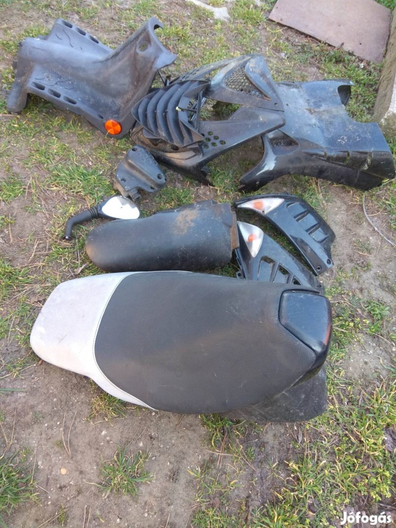 Peugeot speedfight 50- hez eladó pár elem idom lámpa ülés