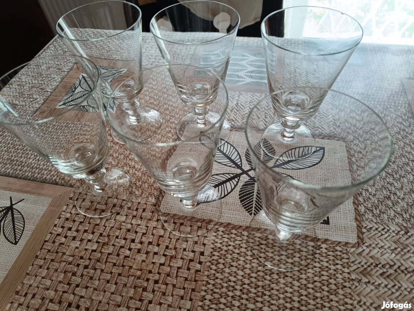 Pezsgős és boros poharak