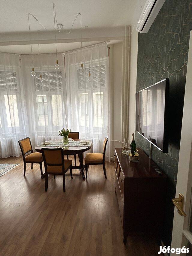 Piac utcán teljes bútorzattal és gépesítéssel együtt lakás