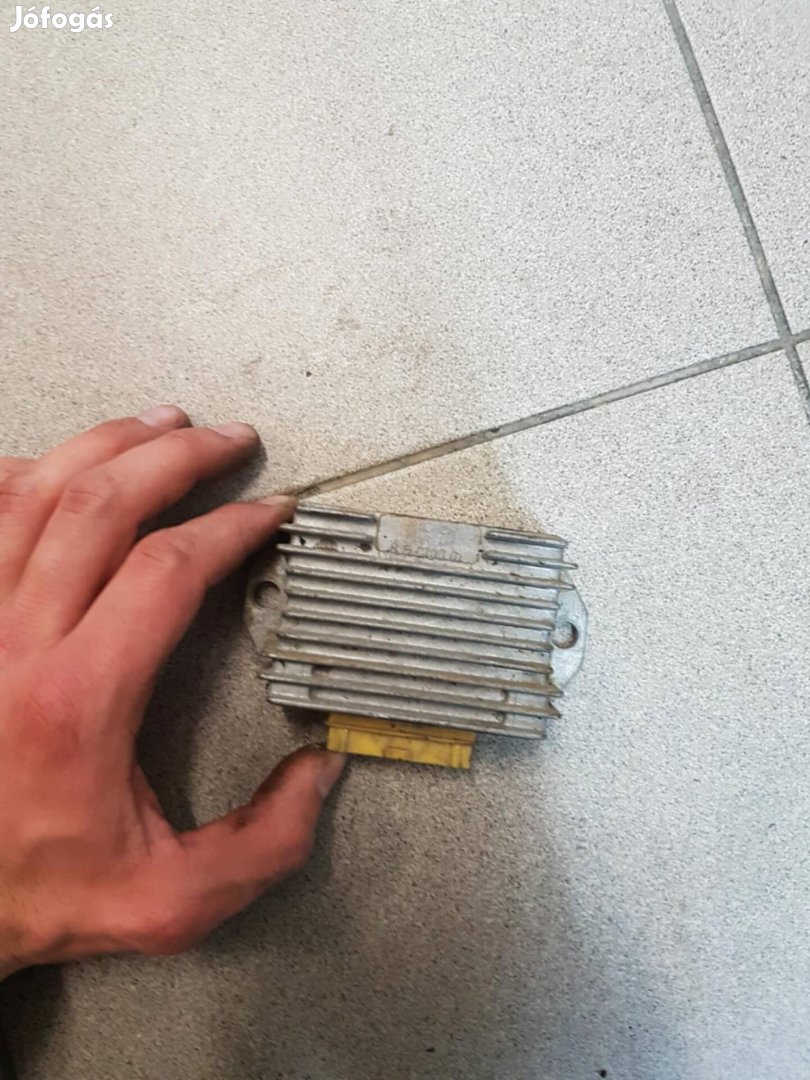 Piaggio 8 lábas feszültségszabályzó 