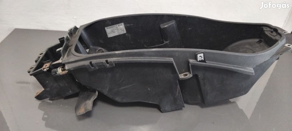 Piaggio Beverly 125 Ülés alatti idom