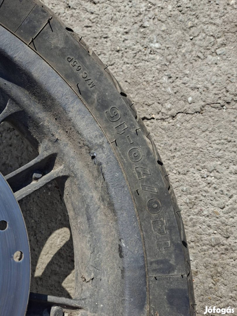 Piaggio Beverly 250i hátsó felni gumival