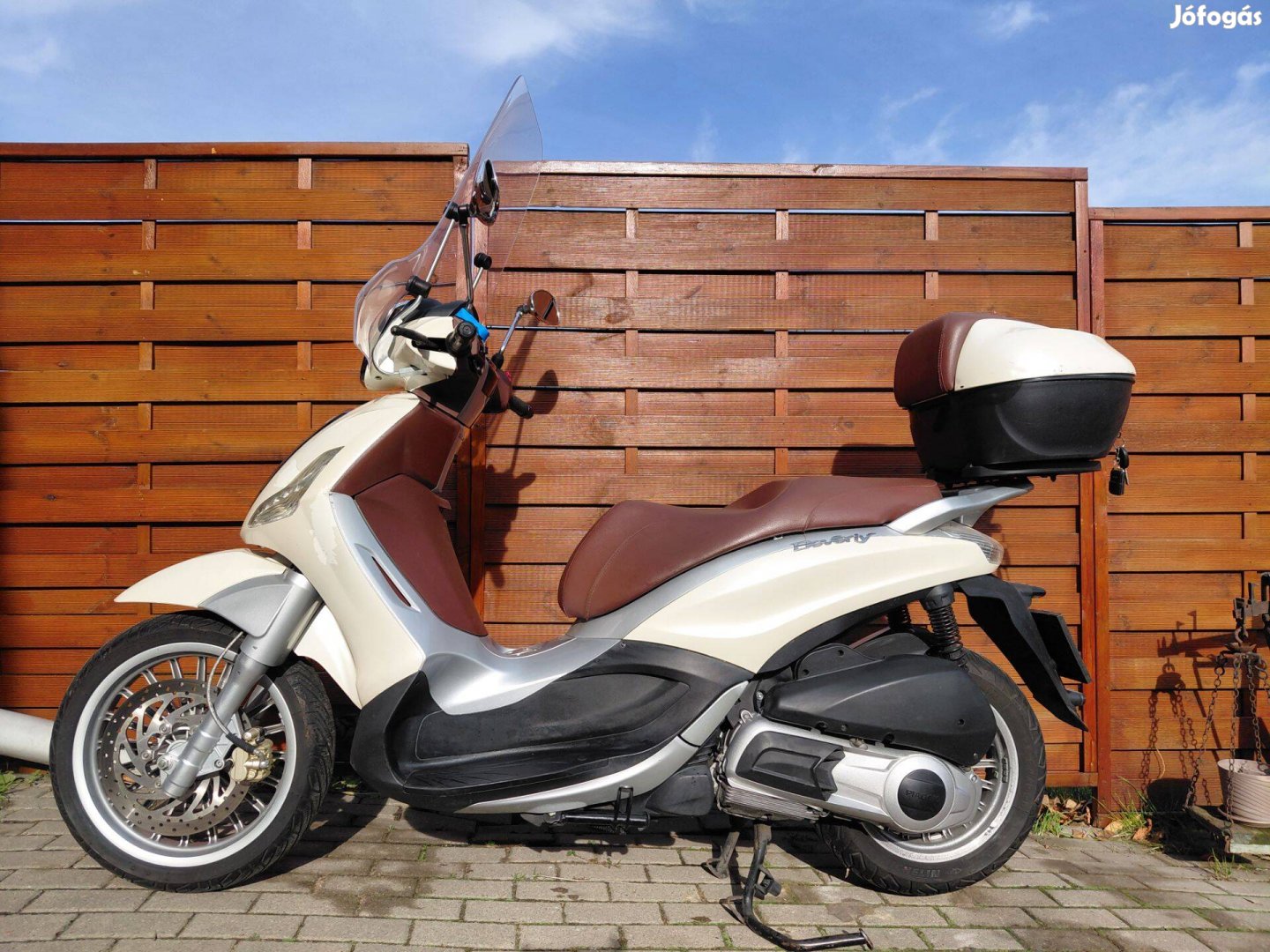 Piaggio Beverly 300 takarékos, túrafelszerelt nagyrobogó, szépséghibás