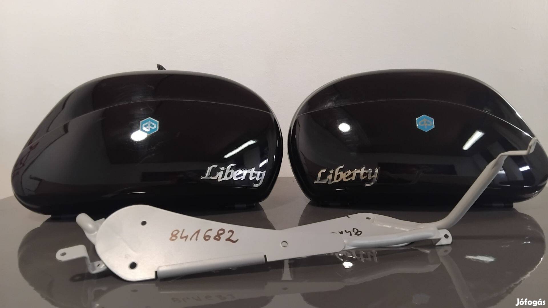 Piaggio Liberty oldaldoboz pár, konzollal