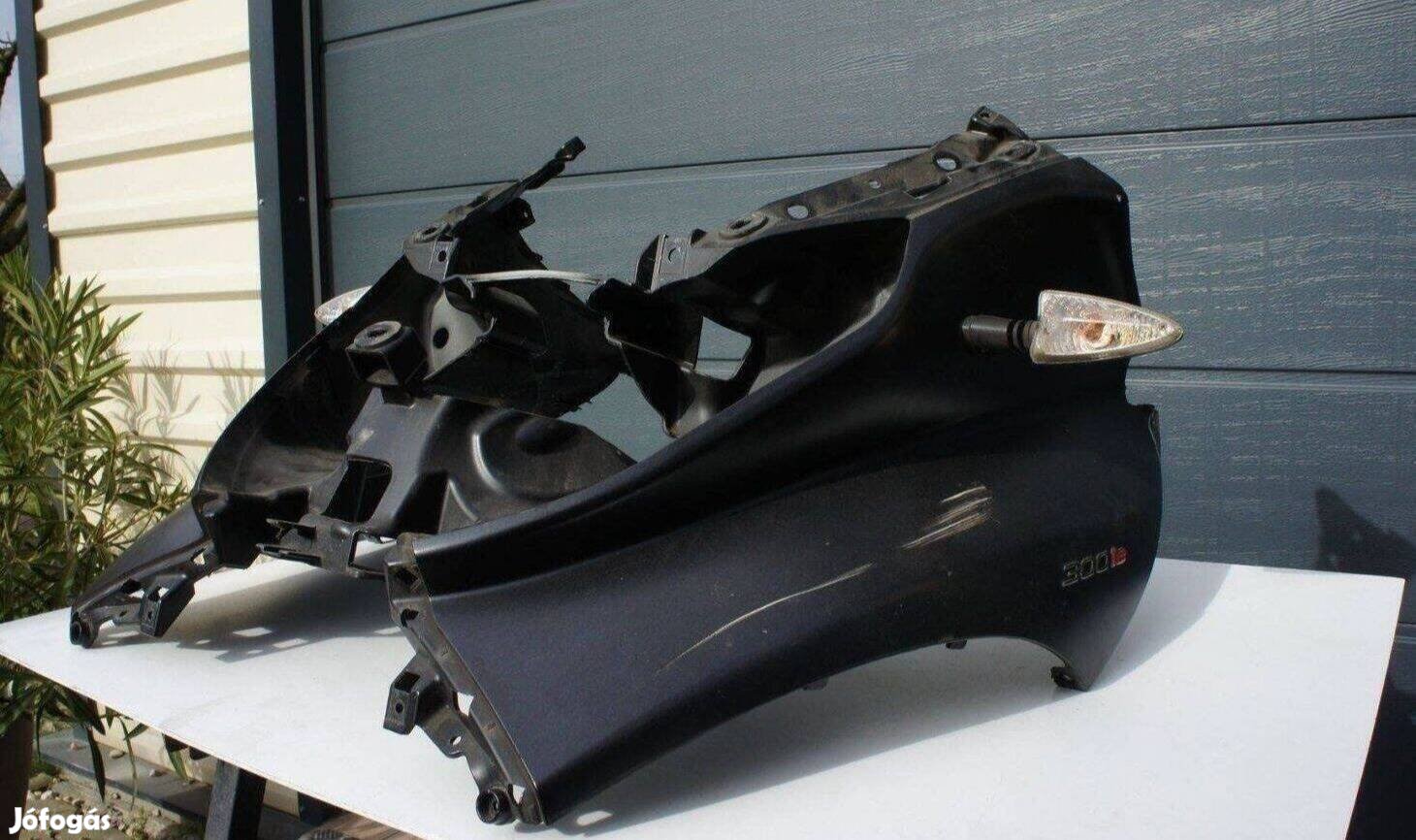 Piaggio MP3 első nagy idom lámpa befoglaló lámpabefoglaló 300 500