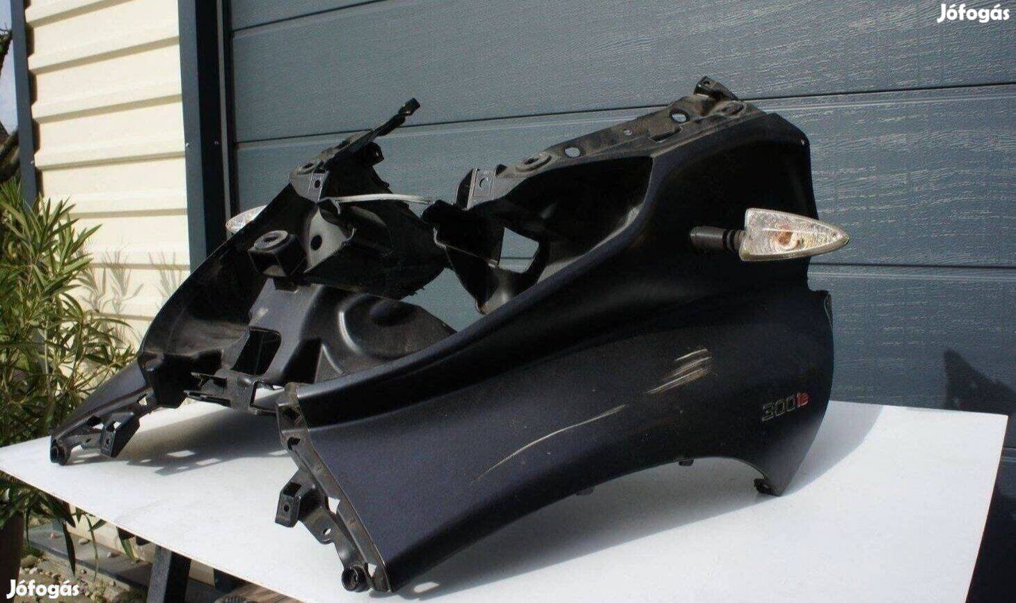 Piaggio MP3 első nagy idom lámpa befoglaló lámpabefoglaló 300 500