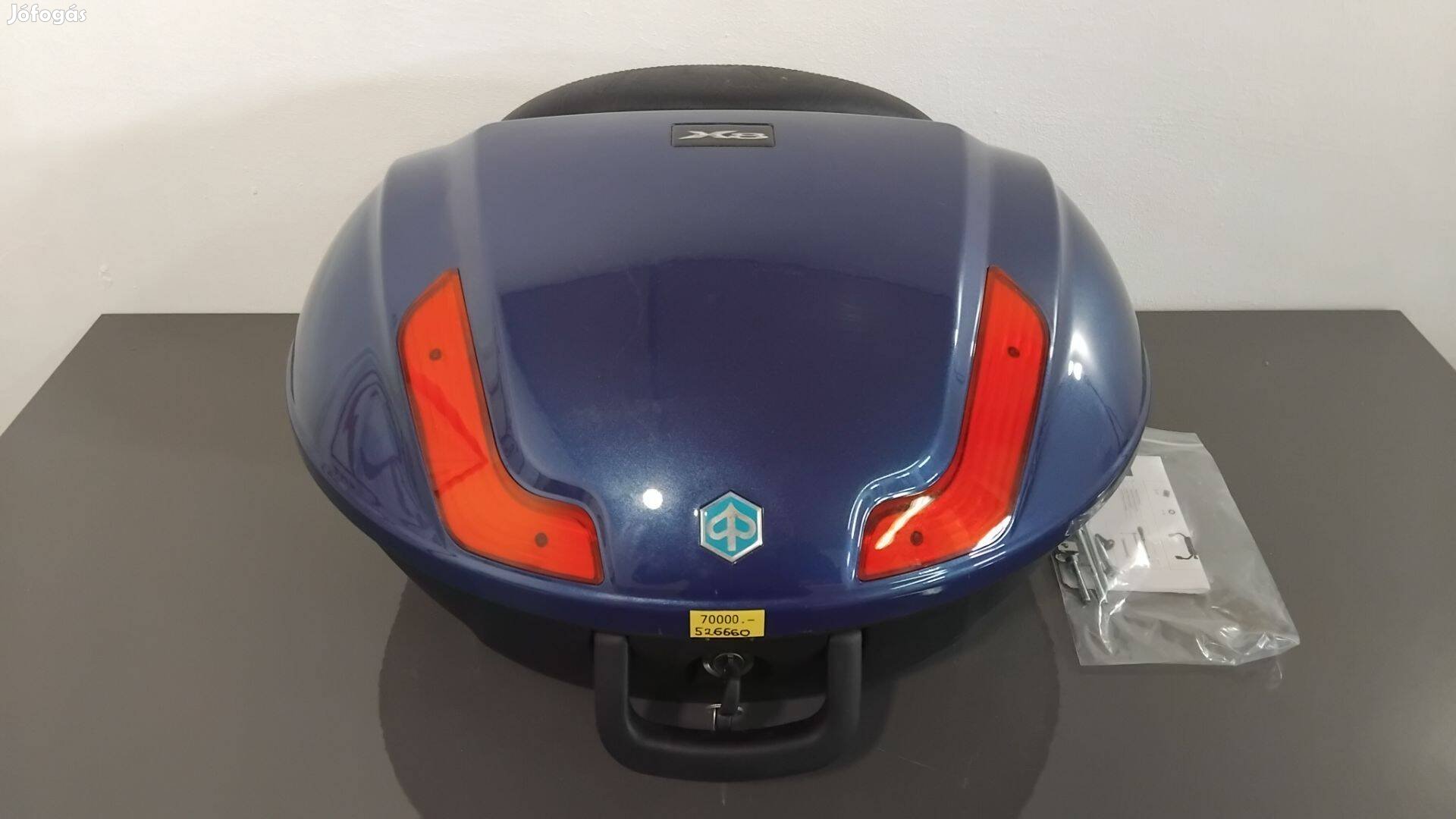 Piaggio X8 gyári doboz, háttámlával, 2 kulccsal, platnival