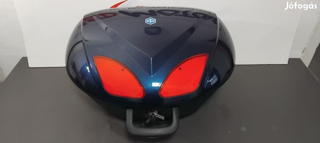 Piaggio gyári doboz, háttámlával, platnival