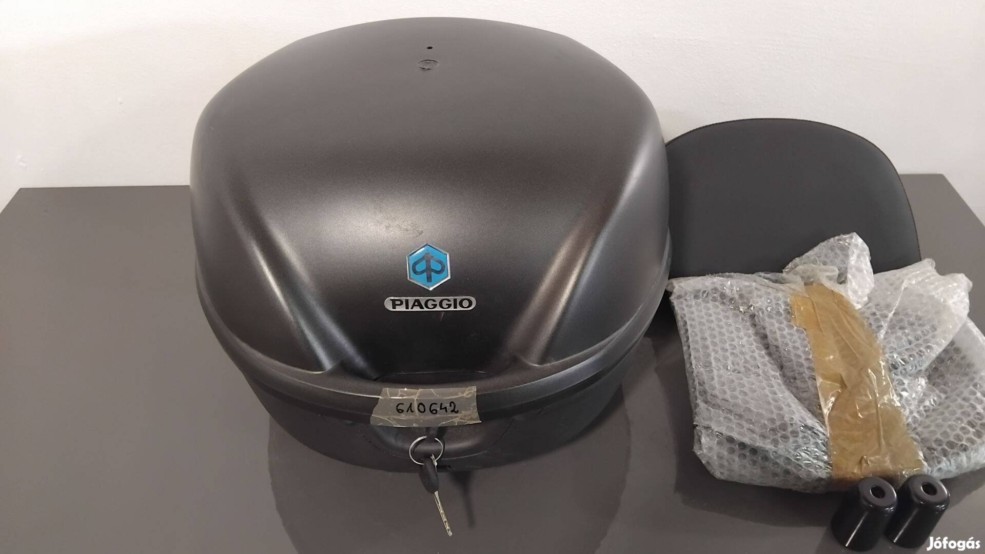 Piaggio gyári doboz, háttámlával, platnival