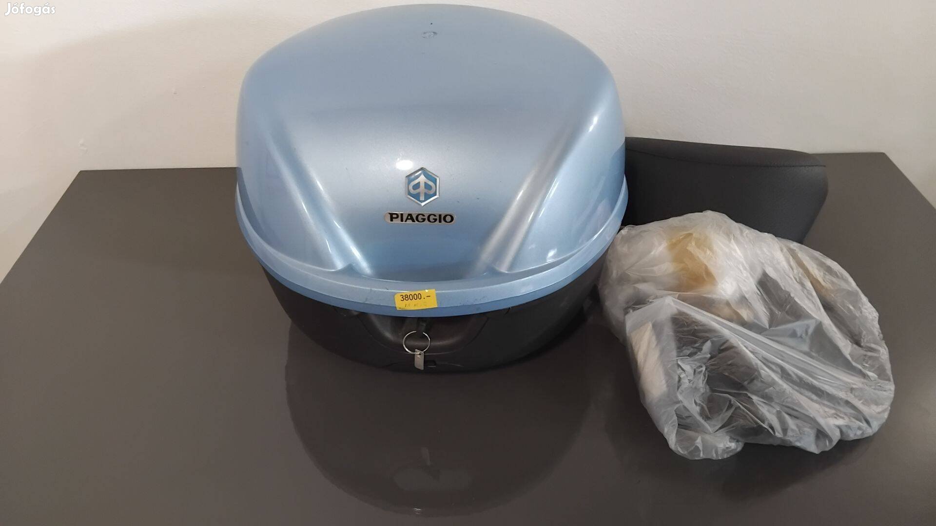 Piaggio gyári doboz, háttámlával, platnival