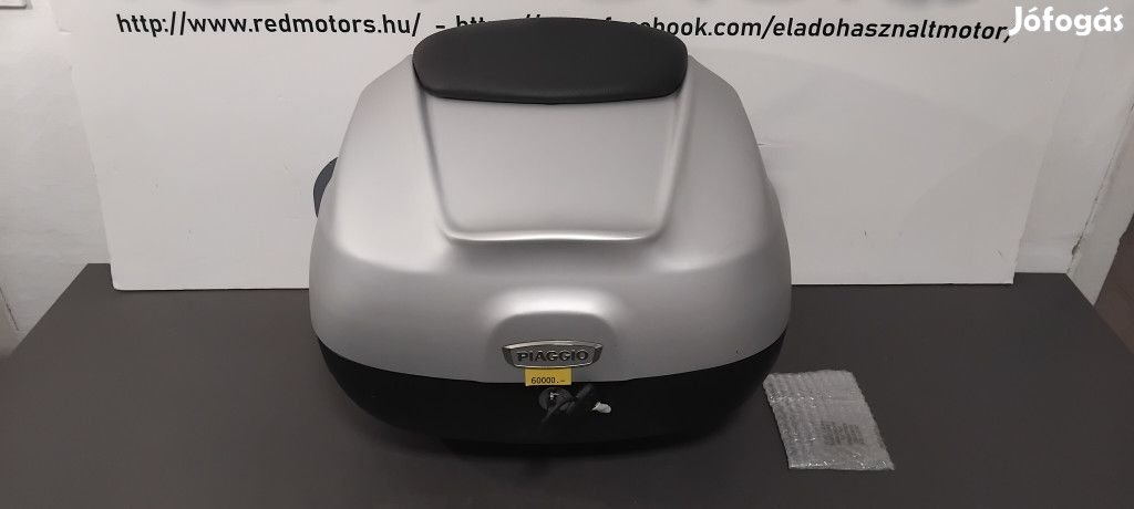 Piaggio gyári doboz, háttámlával, platnival
