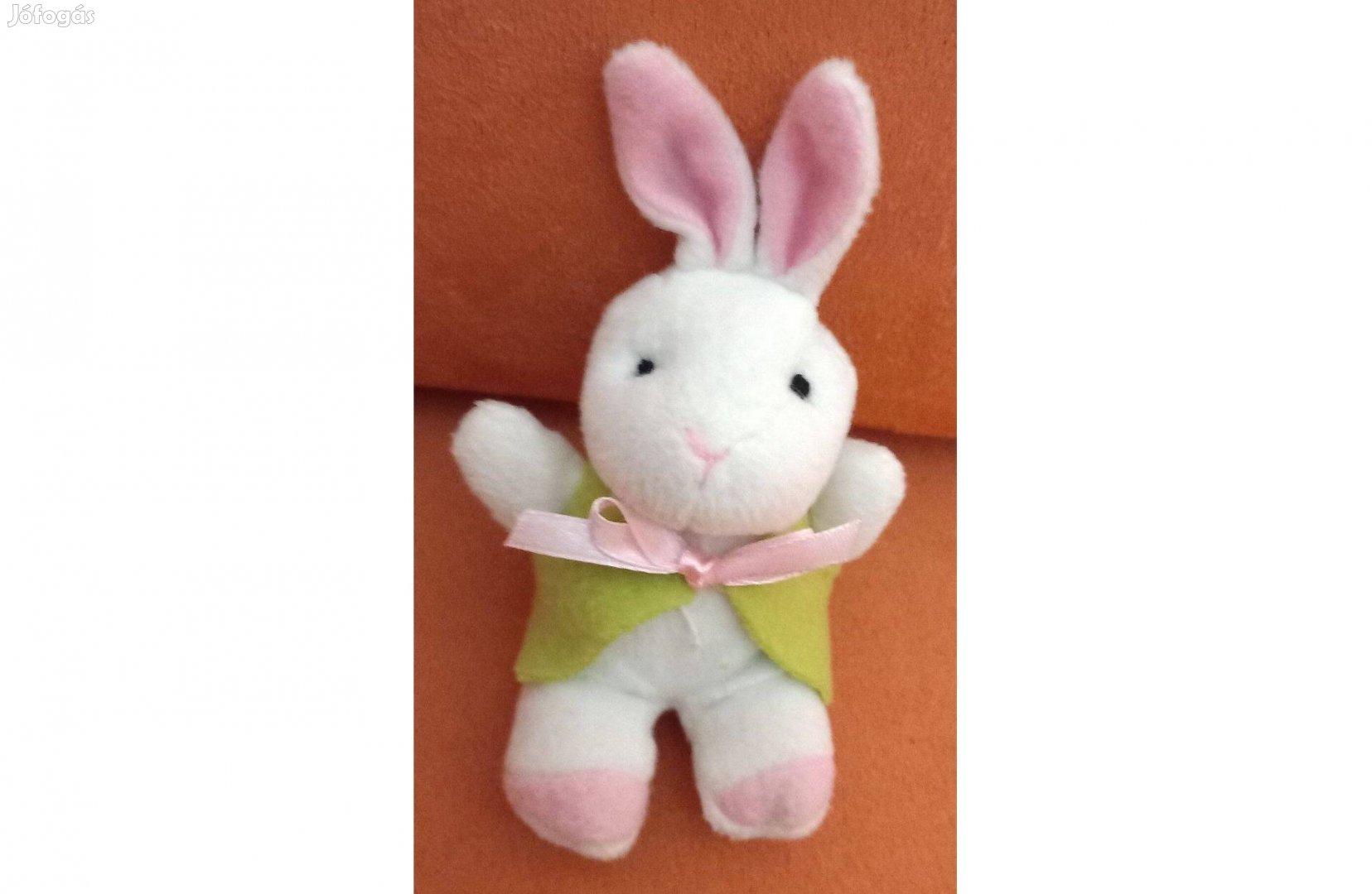 Pici, fehér nyuszi, kabala figura, zöld mellényben (13 cm), húsvétra