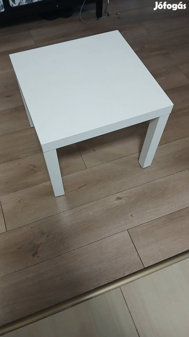 Pici fehér asztal