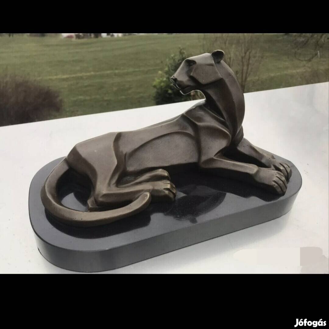 Pihenő leopárd - bronz szobor