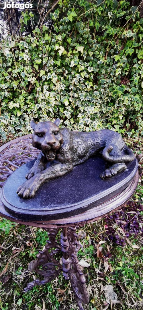 Pihenő leopárd - bronz szobor