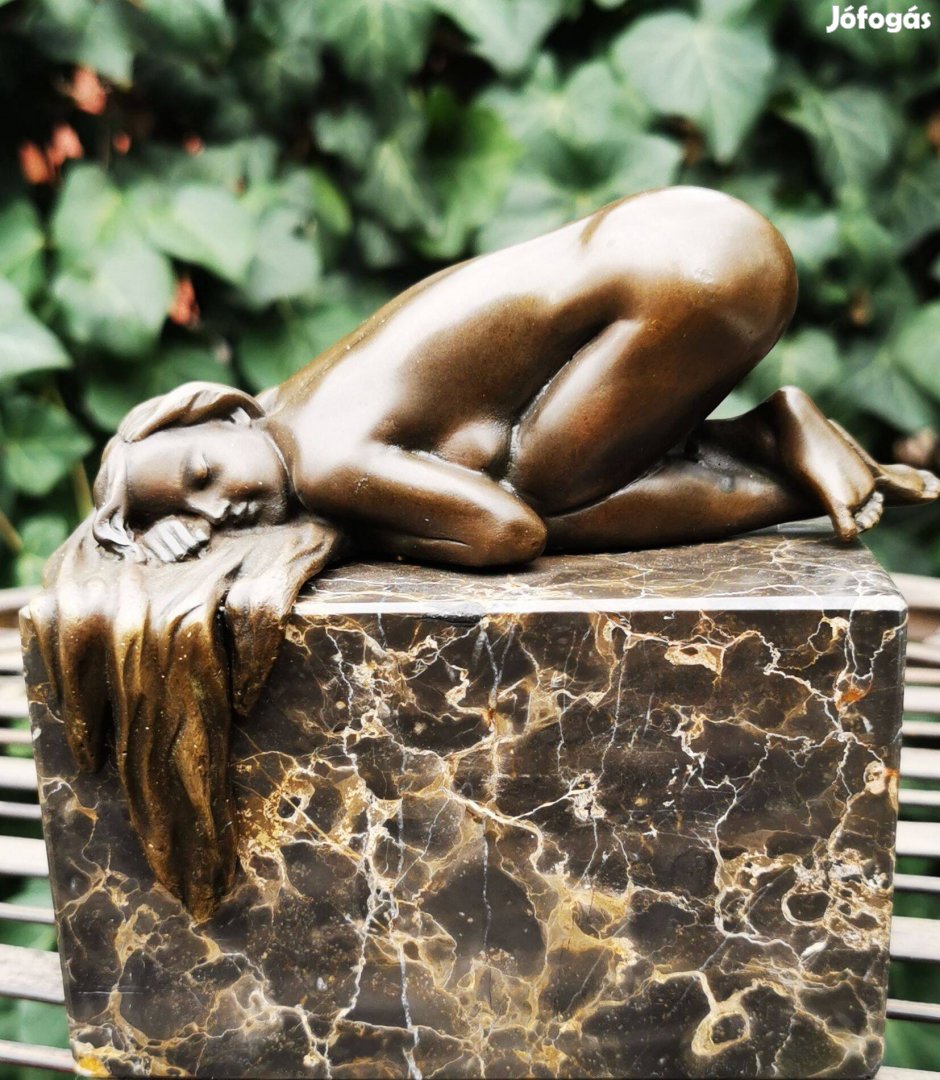 Pihenő női akt - bronz szobor