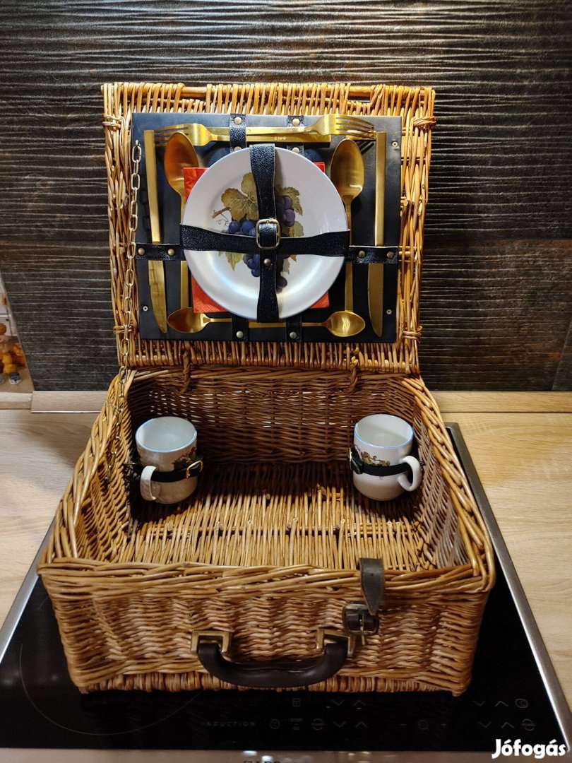 Piknik kosár Zsolnay porcelán szettel, evőeszközökkel
