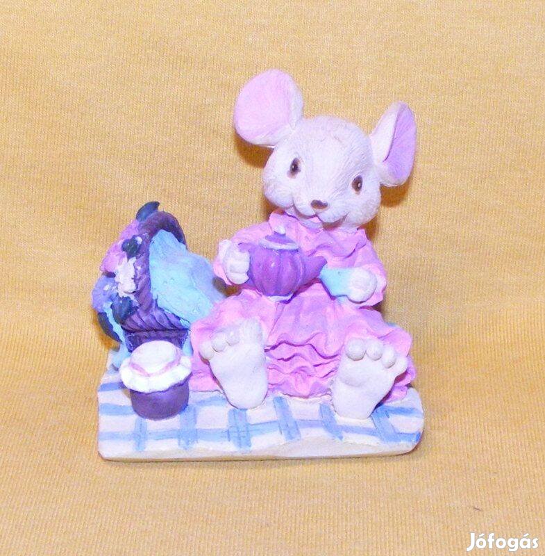 Piknikező egér figura