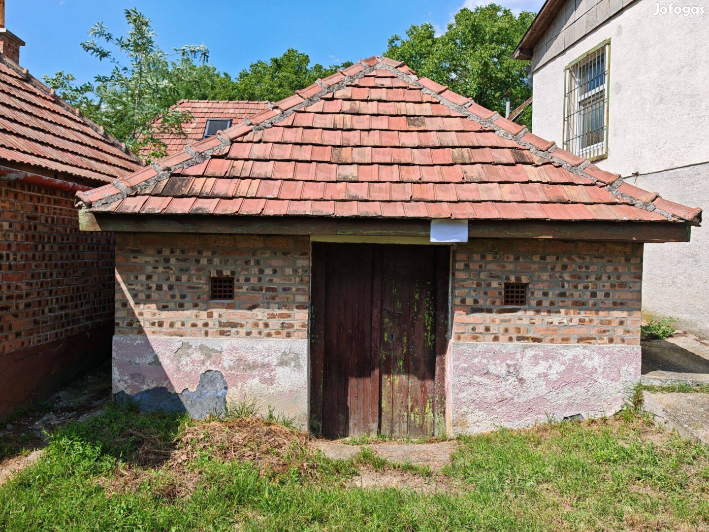 Piliscsévi pincefaluban présház kis pincével eladó