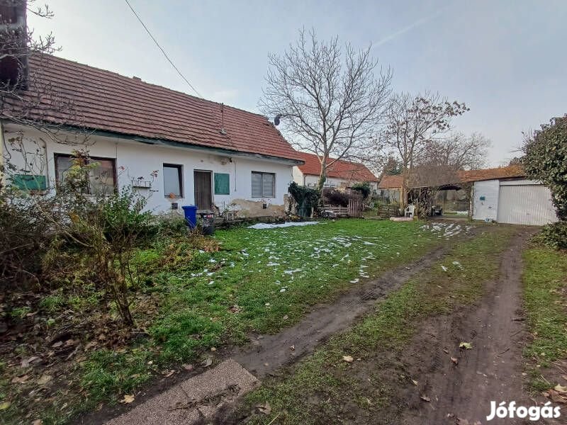 Pilisvörösvár központjában eladó egy 538 nm-es, összközműves