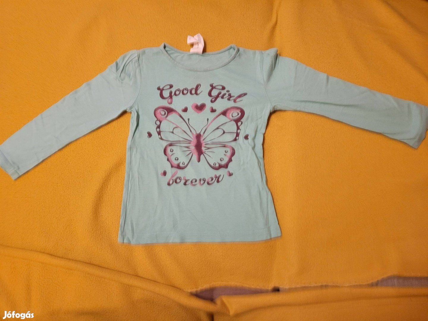 Pillangós lány póló 110-es méretben eladó!
