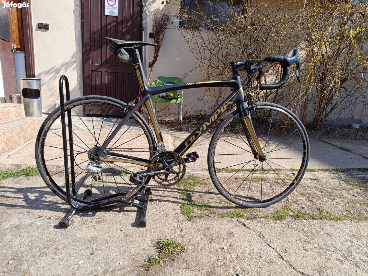 Pillekönnyű karbon országúti kerékpár Olympia Hero Race