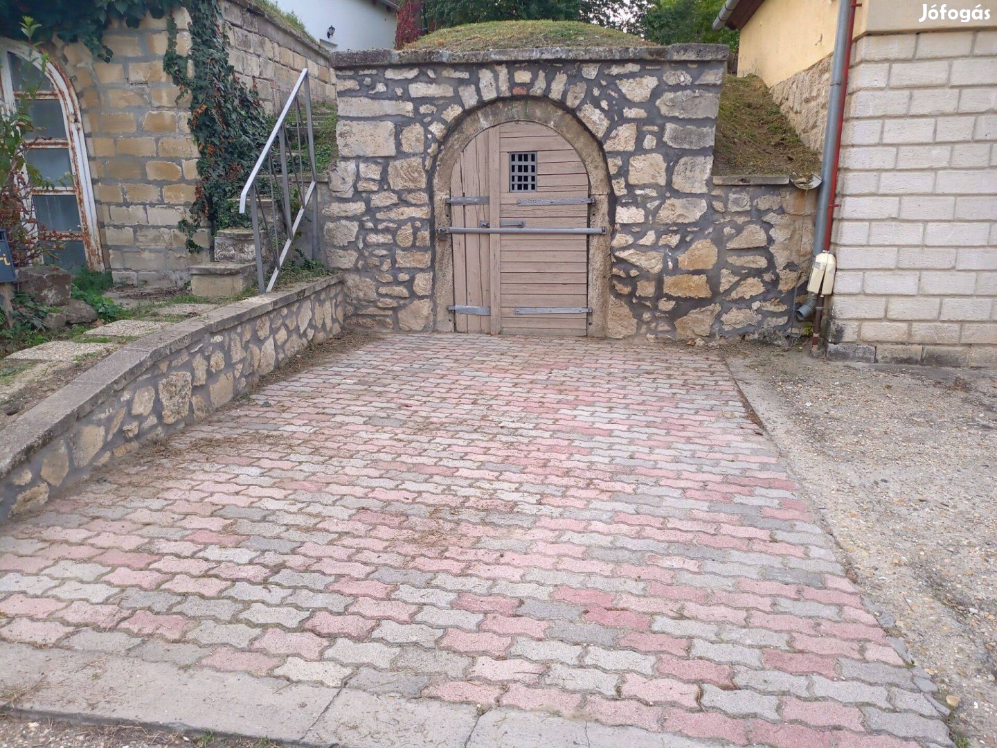 Pince présház nélkül Zsámbék központi részén