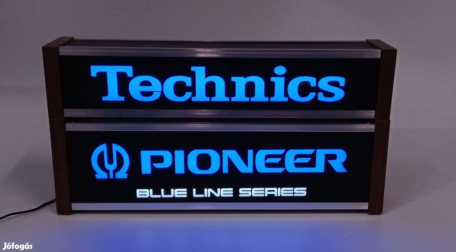 Pioneer és Technics feliratú reklámtábla, díszlámpa, dekoráció