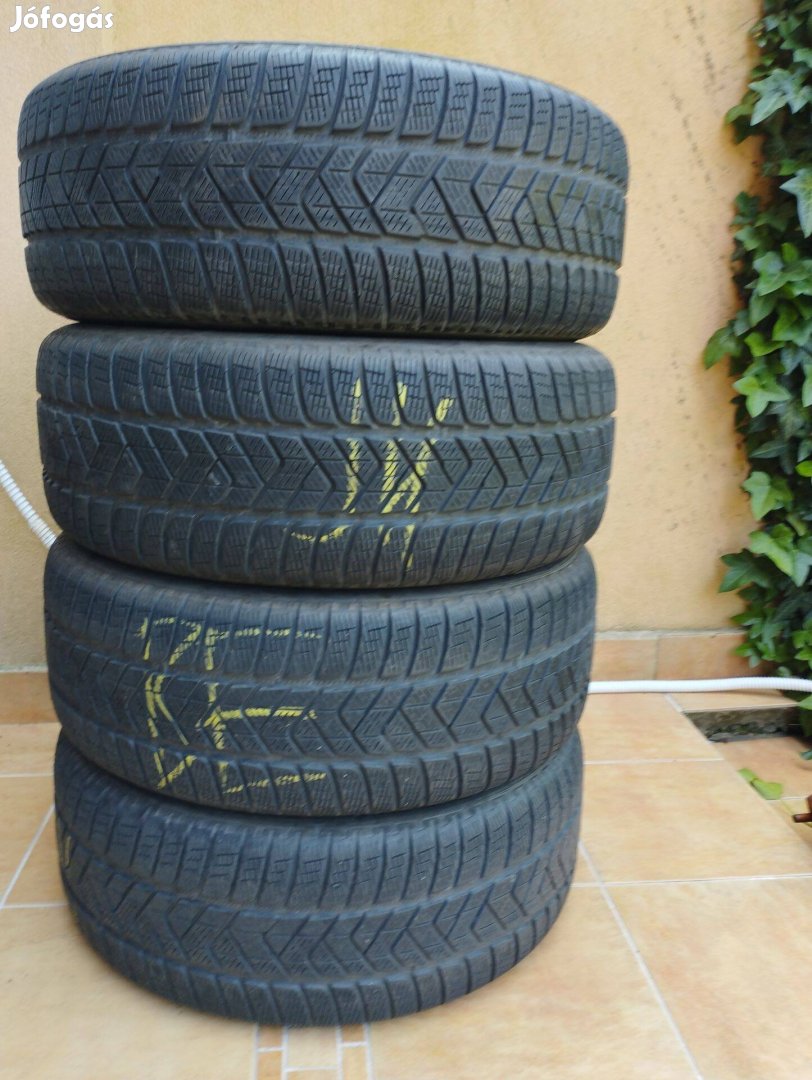 Pirelli 235/55/R18 -as téli autógumi