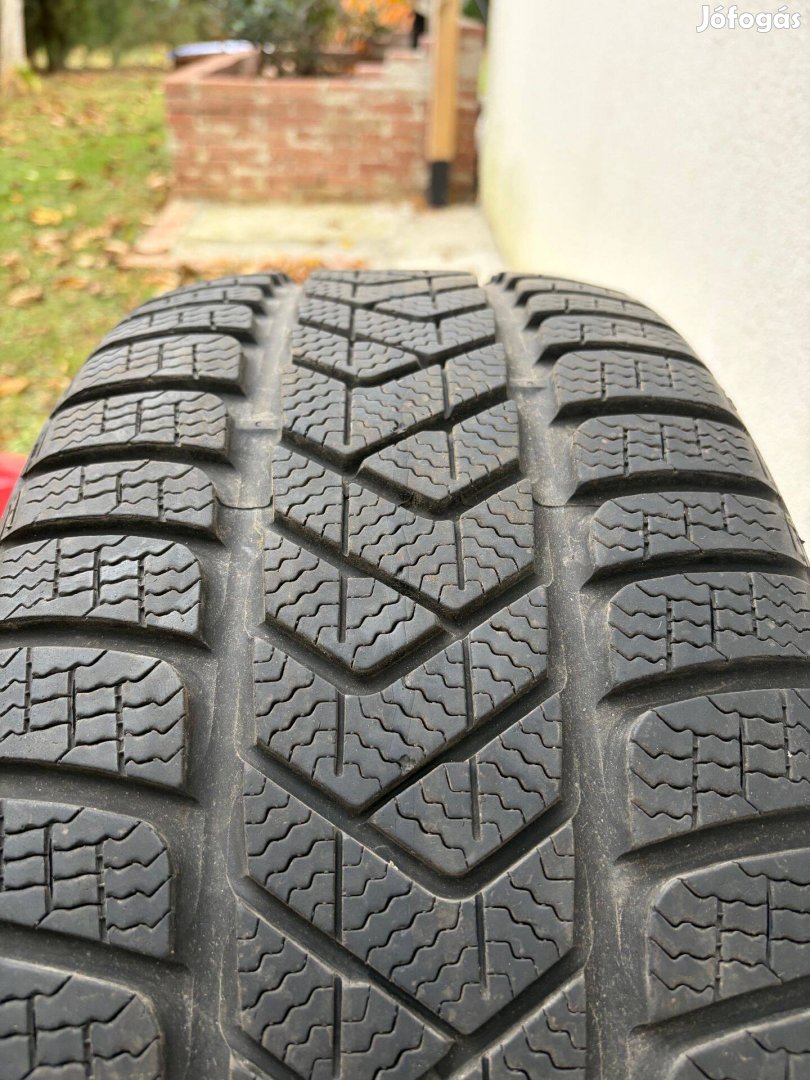 Pirelli Sottozero 255/40 R19 téli gumi szett