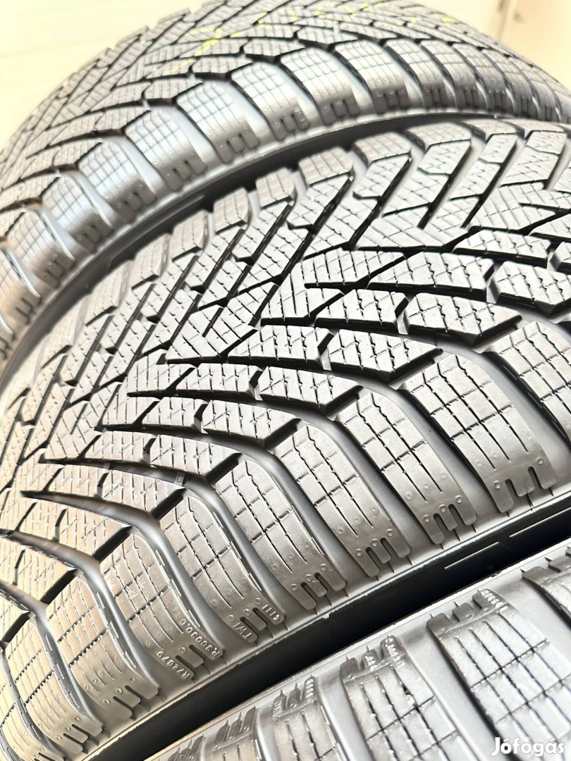 Pirelli Winter 2 Scorpion 235/50 R20 téligumi.