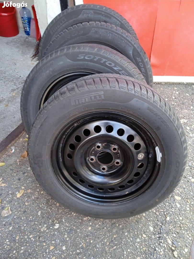 Pirelli Winter Sottozero 4 db téli gumi felnivel