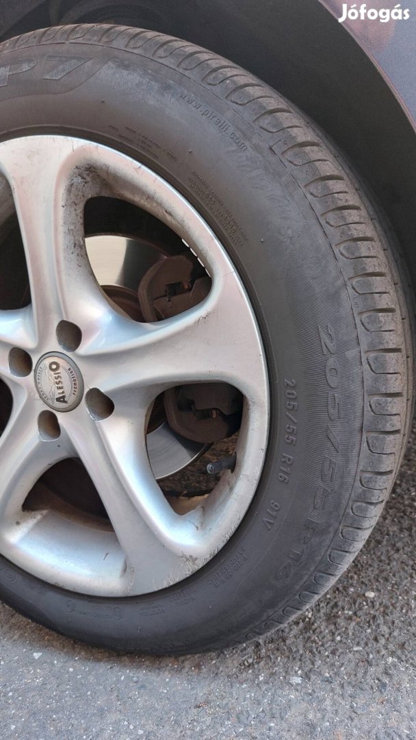 Pirelli nyári gumi, alufelnivel eladó. 