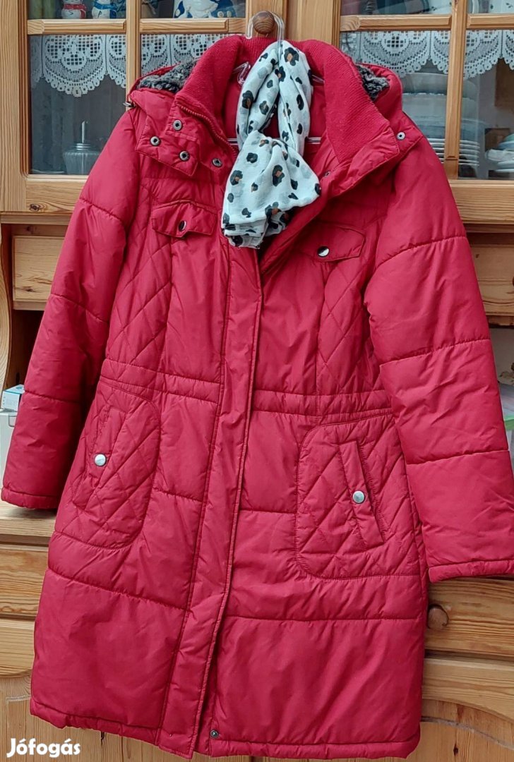 Piros 42-es kapucnis kabát eladó.