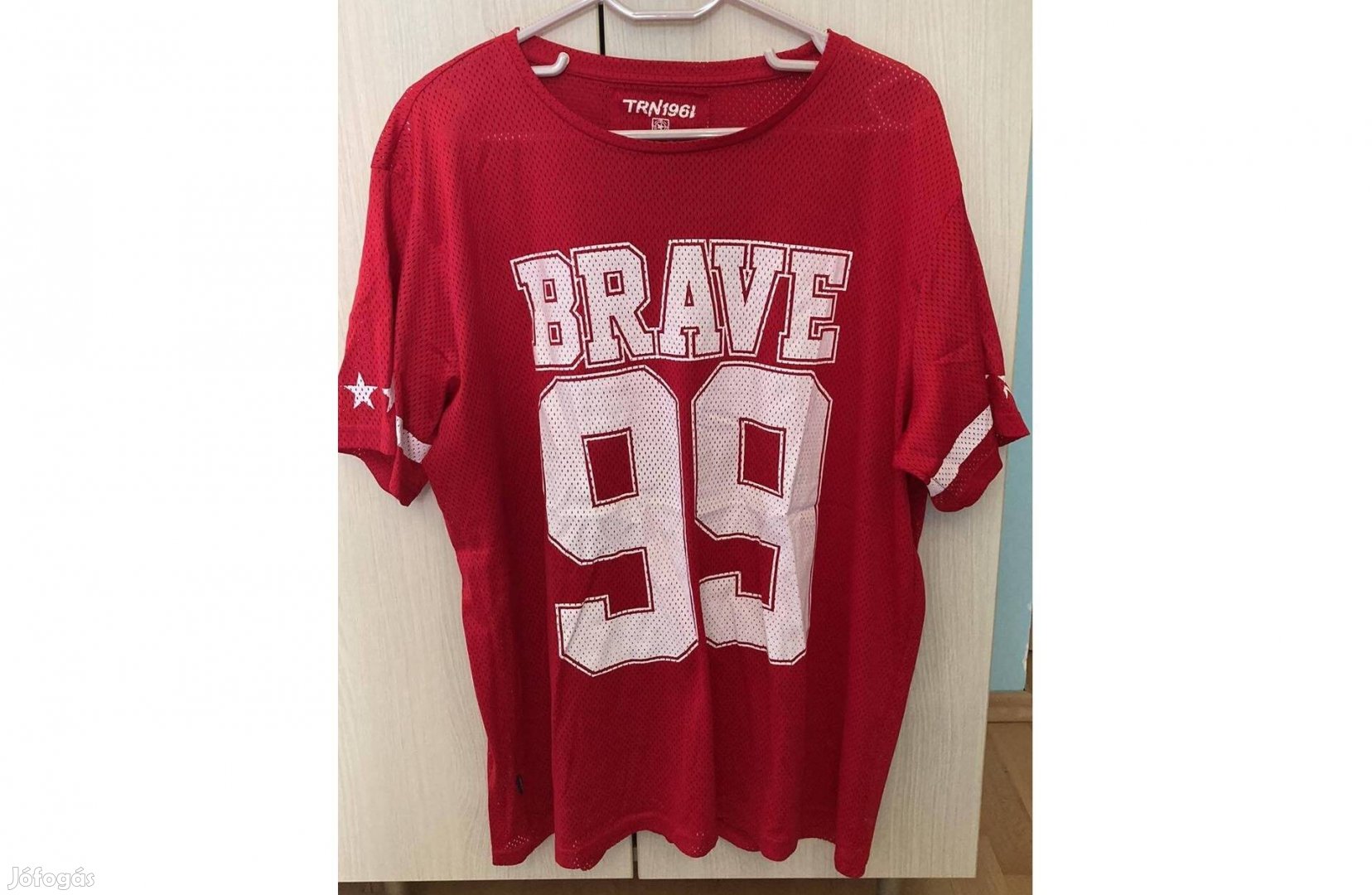 Piros Brave 99 lyukacsos férfi póló