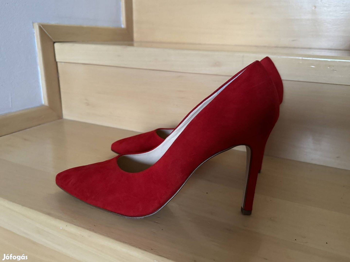 Piros , szuper csini női tűsarkú cipő