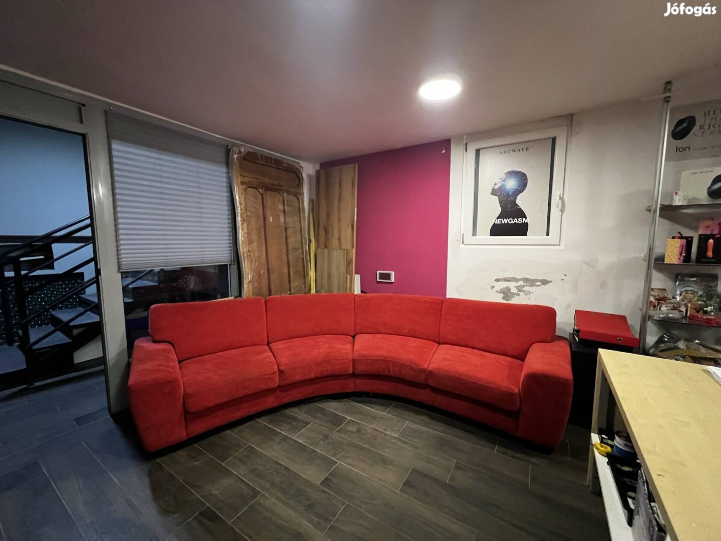 Piros, íves ülőgarnitúra kb 340cm széles