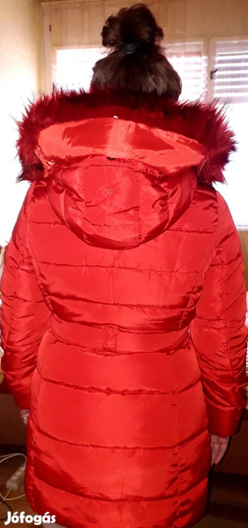 Piros bundás csinosított kabát