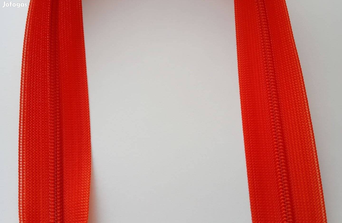 Piros cipzárak, újak, különböző méretben