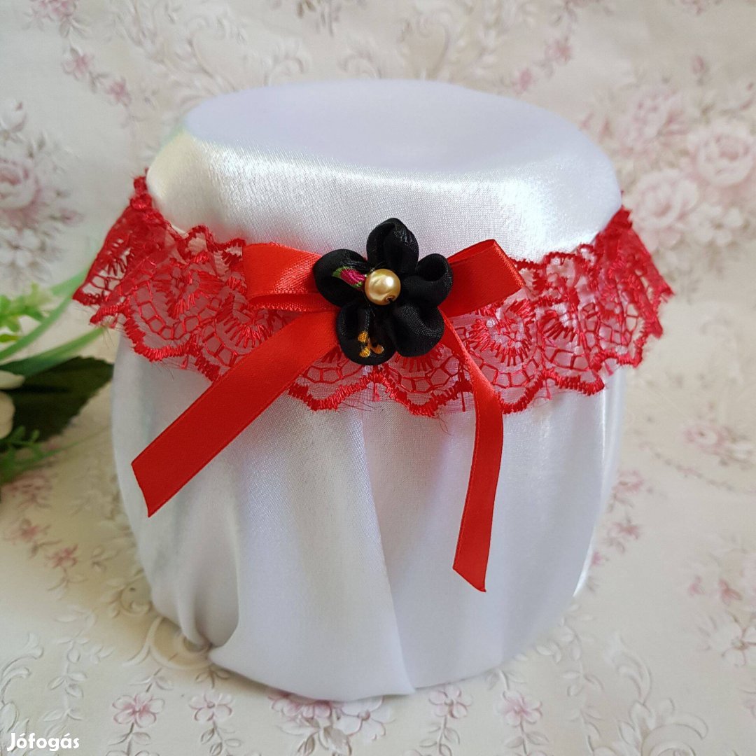Piros csipkés, piros masnis-virágos menyasszonyi harisnyakötő, csipke