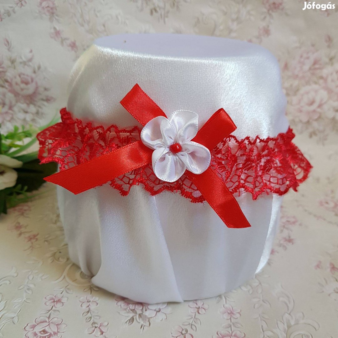 Piros csipkés, piros masnis-virágos menyasszonyi harisnyakötő, csipke