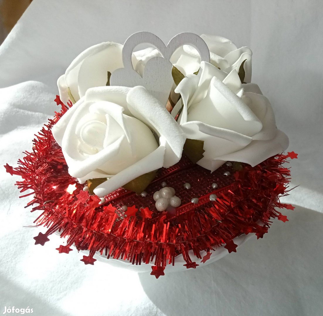 Piros-fehér rózsabox, virágdoboz nőnapra, anyák napjára