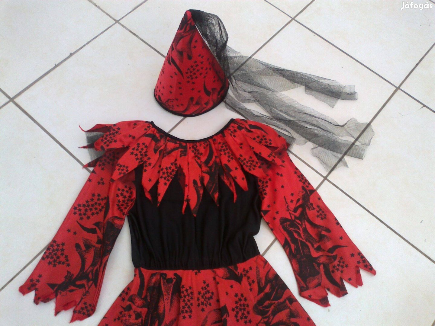 Piros-fekete boszorkány jelmez kisiskolásoknak süveggel